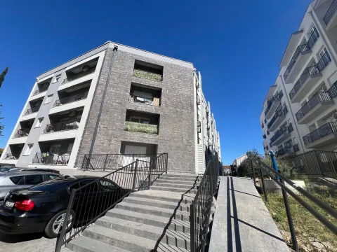 Pogled na spoljašnjost stambene zgrade sa stepeništem i parkingom. - image 10