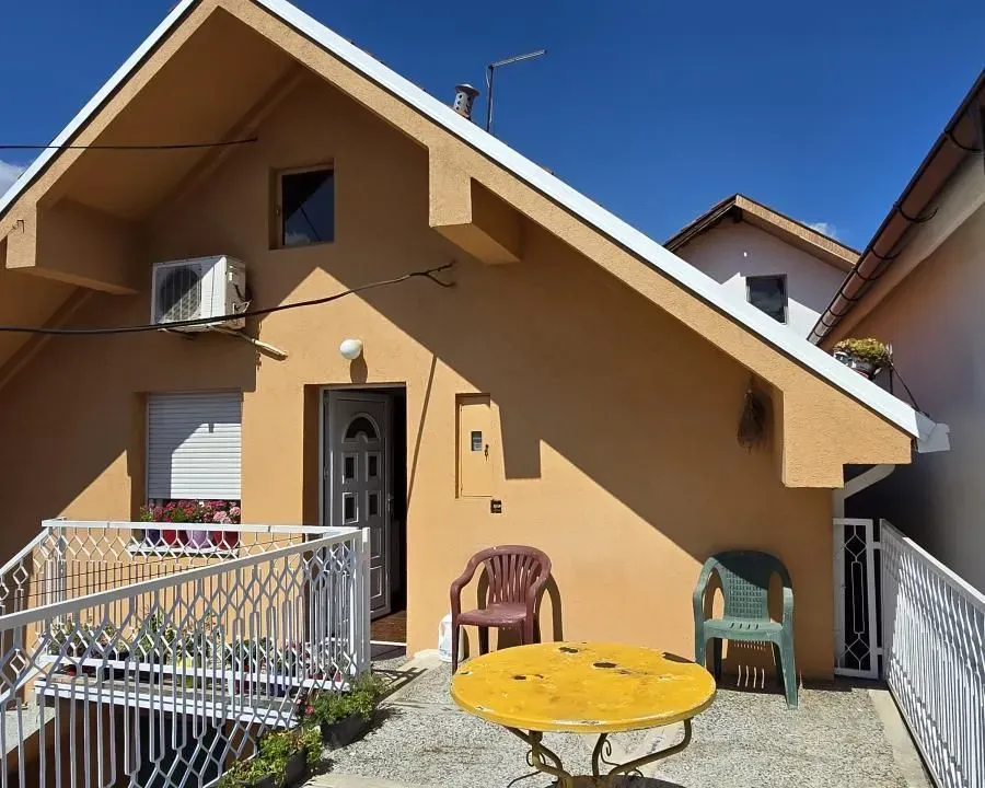 Izdavanje, kuća, 80m², Mali Mokri Lug, Zvezdara Sve Podlokacije