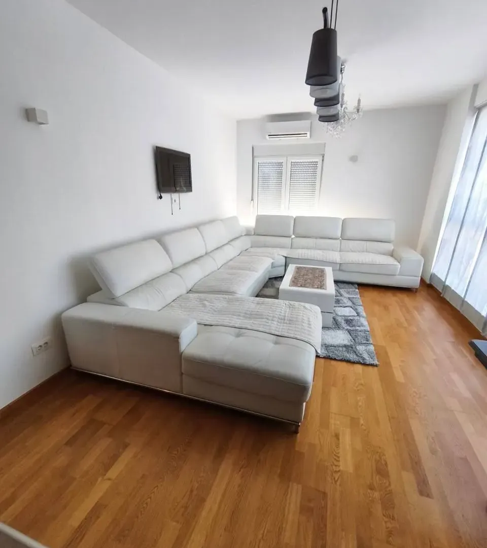 Izdavanje, dvosoban stan, 80m², Stari Aerodrom, Podgorica