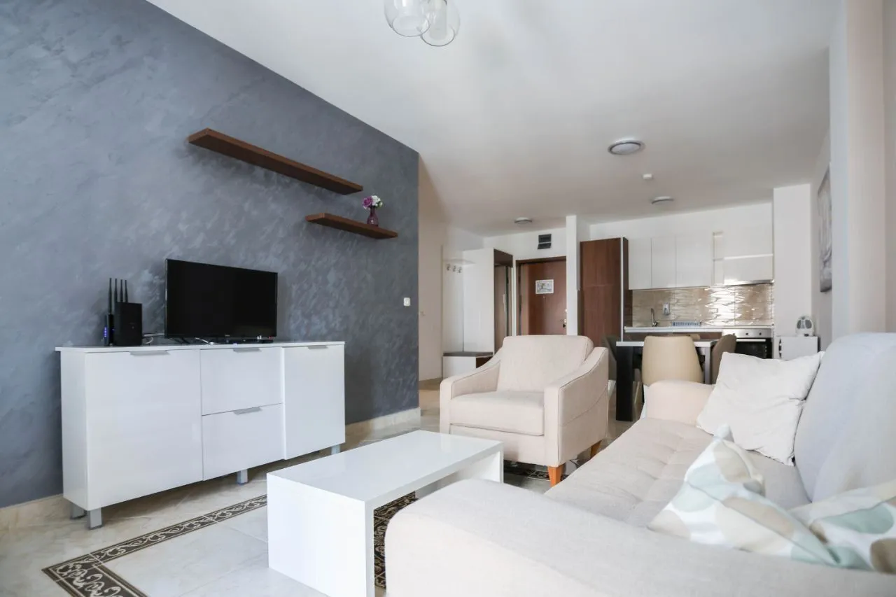 Izdavanje, jednosoban stan, 67m², Bečići, Budva