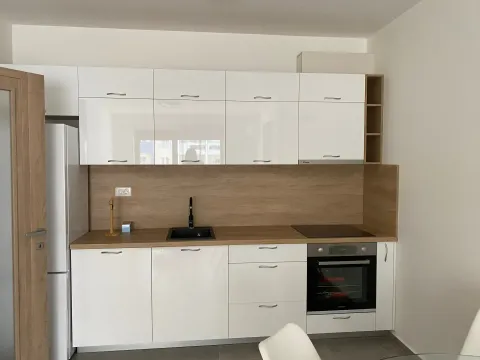 Moderna kuhinja sa bijelim elementima i drvenim detaljima. - image 4