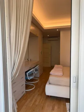 Pogled iz prolaza na spavaću sobu sa ugradnim plakarom, radnim stolom i krevetom. - image 7