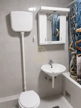 Manje kupatilo sa umivaonikom, WC šoljom, ormarićem sa ogledalom i kadom. - image 12