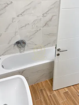 Pogled na kupatilo sa kadom i belim vratima. - image 14