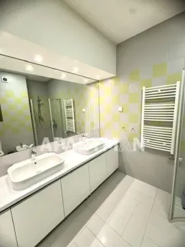 Moderno kupatilo sa dva umivaonika, velikim ogledalom i tuš kabinom. - image 9