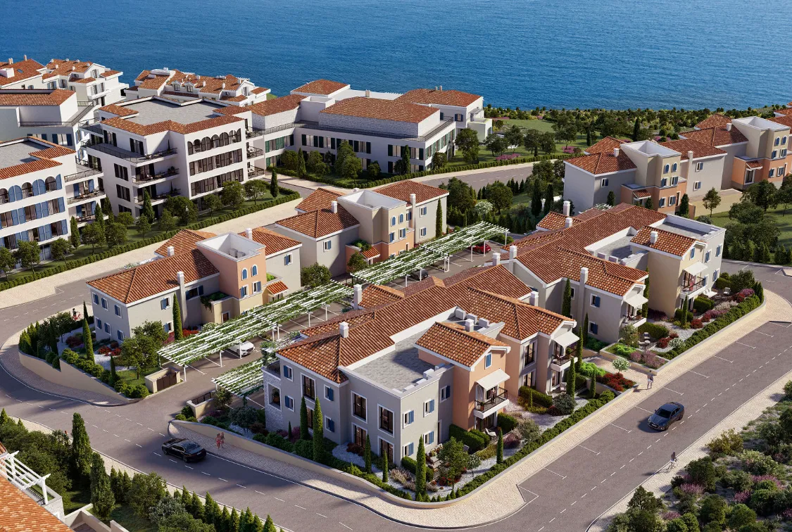 Prikaz kompleksa zgrada i vila u mediteranskom stilu sa pogledom na more.
