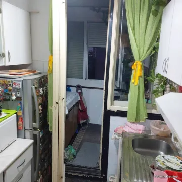 Manja kuhinja sa sudoperom, frižiderom i izlazom na terasu. - image 8