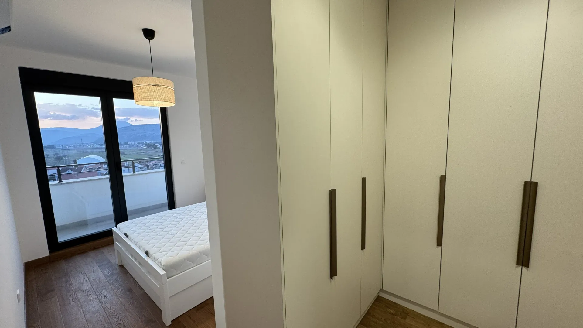 Izdavanje, trosoban stan, 96m², Tološka šuma, Podgorica