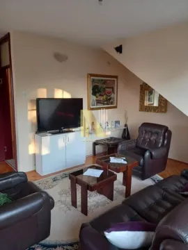 Dnevna soba sa garniturom za sedenje i televizorom. - image 18