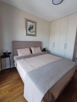 Furnished bedroom with a double bed and built-in wardrobe. - image 6