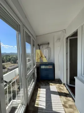Zastakljeni balkon sa pločicama i pogledom na prirodu. - image 7