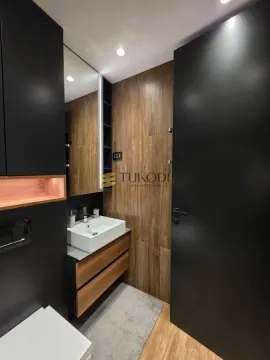 Moderno opremljeno kupatilo sa umivaonikom i tamnim elementima. - image 24