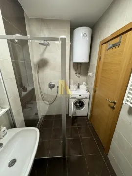 Moderno kupatilo sa tuš kabinom, umivaonikom i veš mašinom. - image 6