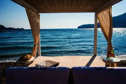 Pogled na more sa terase sa ležaljkama i baldahinom na plaži. - image 7