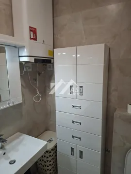Kupatilo sa umivaonikom, bojlerom i belim ormarićem za odlaganje. - image 8