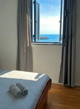 Pogled na more kroz prozor iz spavaće sobe. - image 12