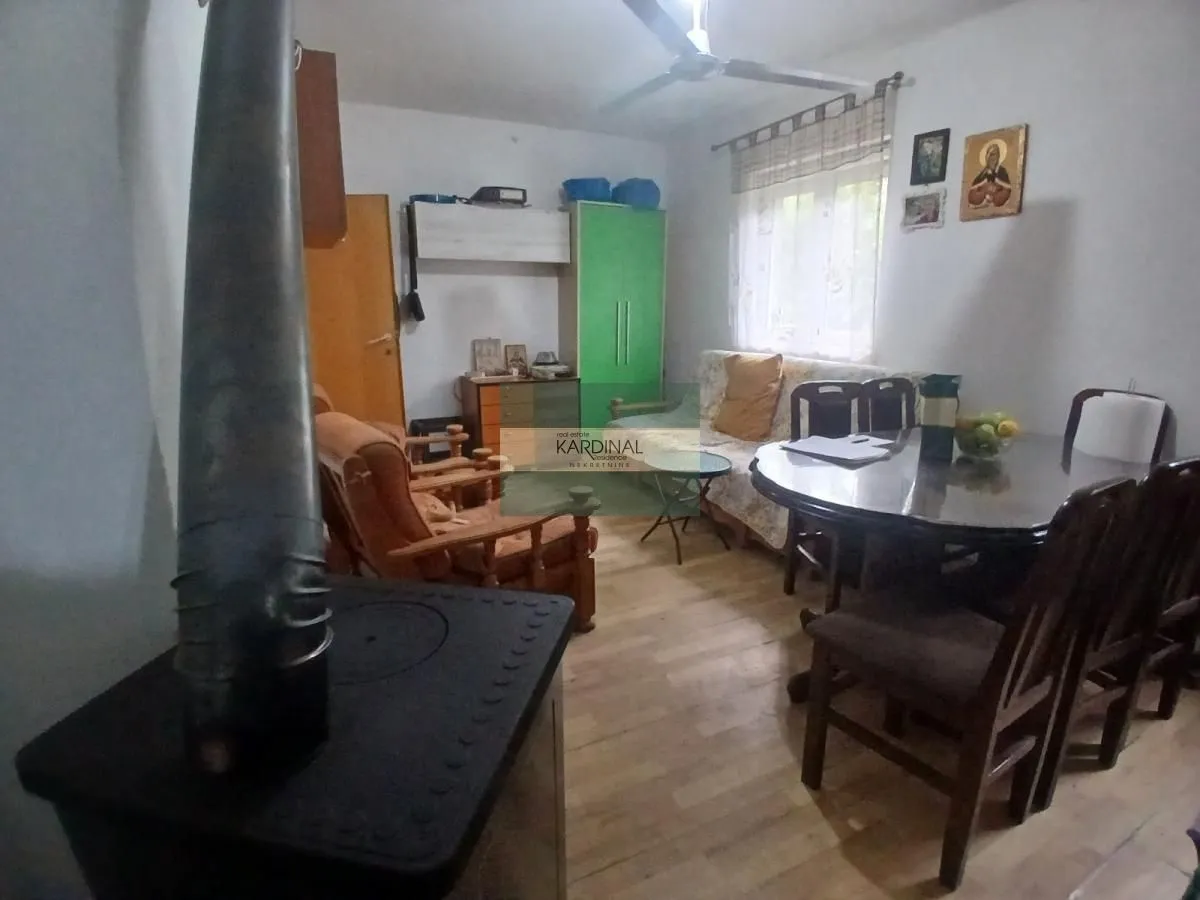 Dnevni boravak sa trpezarijom i peći na drva.