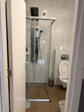 Manje kupatilo sa tuš kabinom i ugradnom šoljom. - image 11