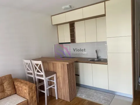 Manja kuhinja sa šankom i dva barska stolica. - image 3