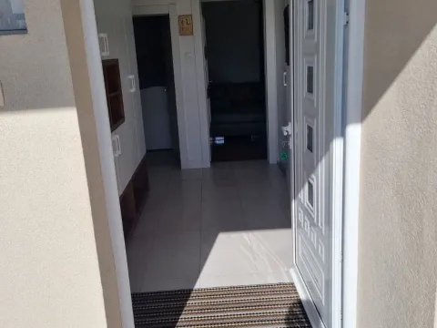 Izdavanje, dvosoban stan, 90m², Tivat, Crna Gora - image 7