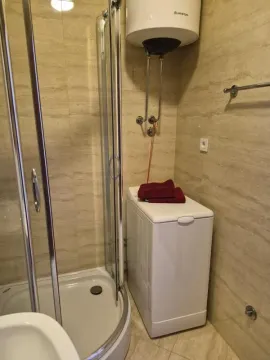 Kupatilo sa tuš kabinom, bojlerom i veš mašinom. - image 4