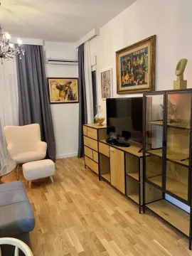 Dnevna soba sa garniturom, televizorom i drvenim namještajem. - image 4