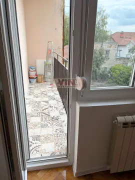 Pogled na manji popločani balkon sa vrata i merdevinama. - image 4