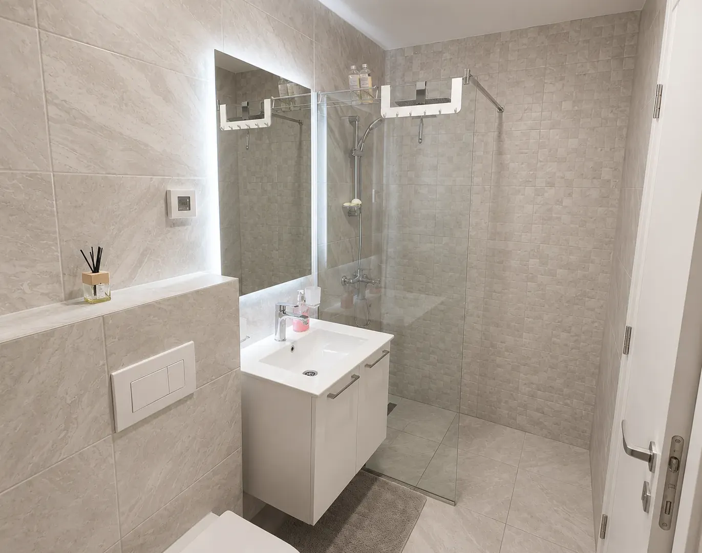 Izdavanje, dvosoban stan, 65m², Stari Aerodrom, Podgorica