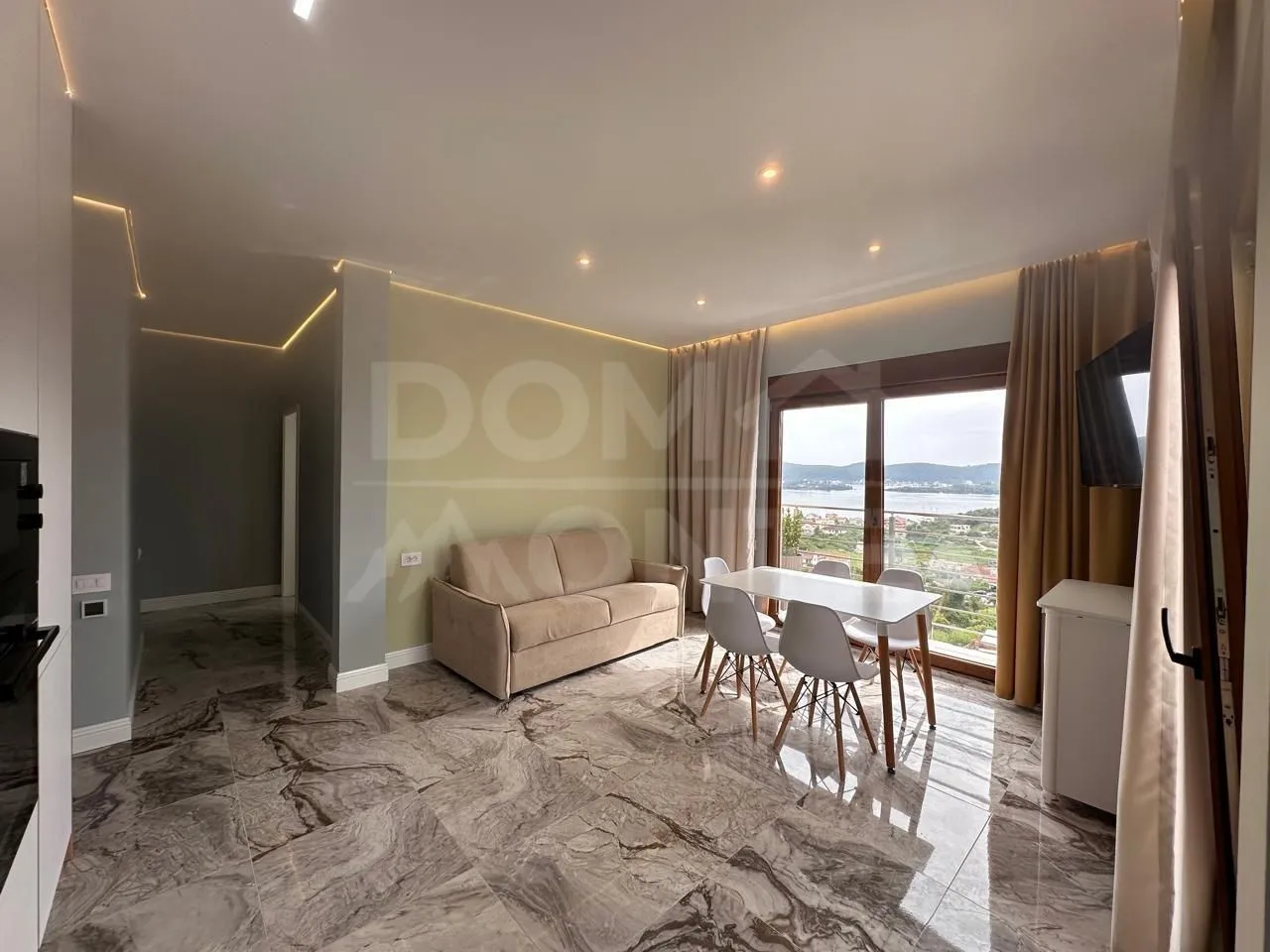 Izdavanje, dvosoban stan, 68m², Tivat, Crna Gora