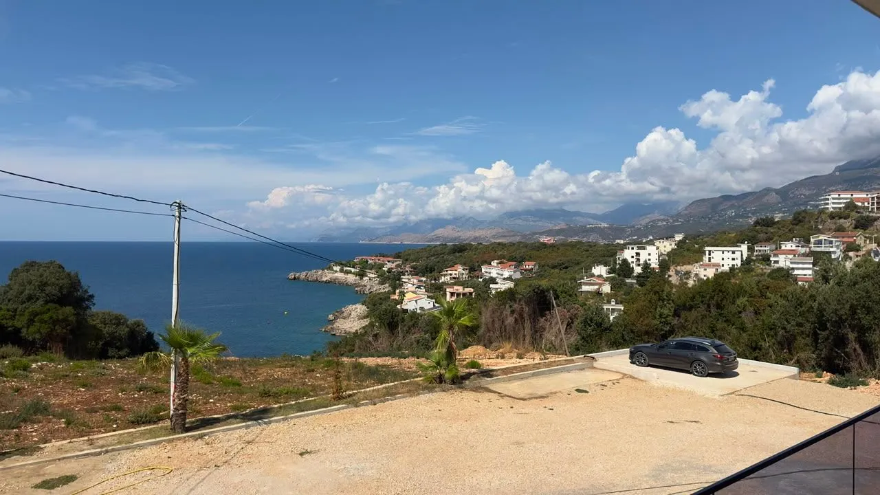Pogled na more i okolno naselje sa terase.