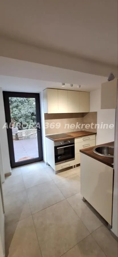 Izdavanje, kuća, 247m², Sremska Kamenica, Petrovaradin