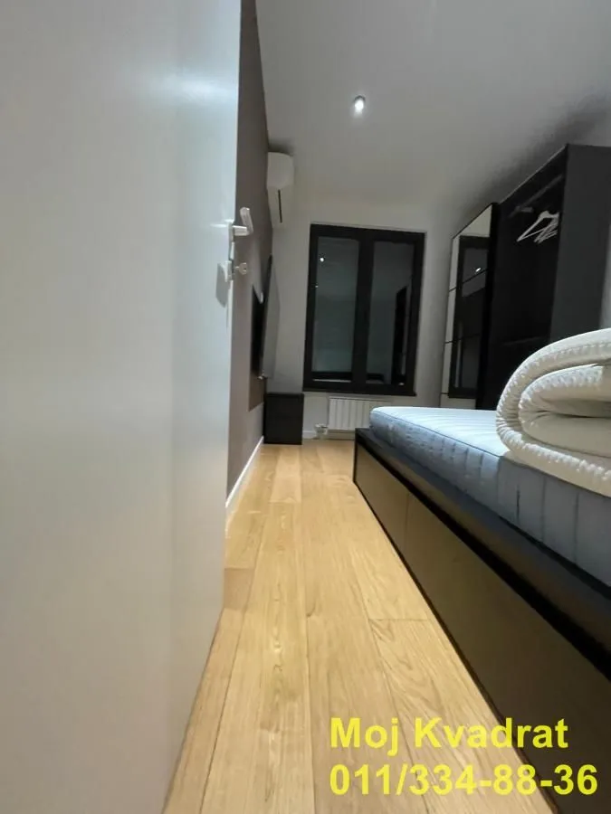 Smaller bedroom with a bed and a wardrobe.