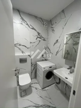 Moderno opremljeno kupatilo sa veš mašinom i mermernim pločicama. - image 9
