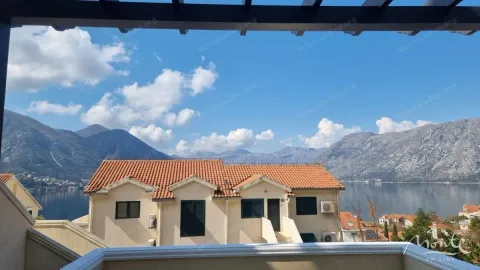 Pogled na zaliv i planine sa terase. - image 10