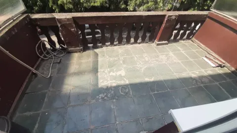 Manji popločani balkon sa starom betonskom ogradom. - image 10
