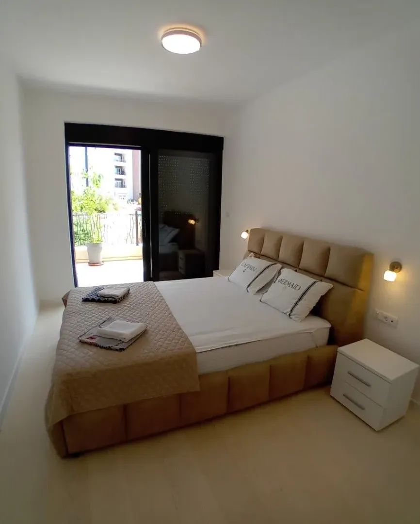 Furnished bedroom with a double bed and access to the terrace.