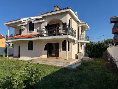 Prodaja, kuća, 340m², Tološi, Podgorica - image 1