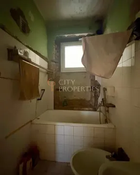 Starije kupatilo sa kadom i prozorom u izvornom stanju. - image 8