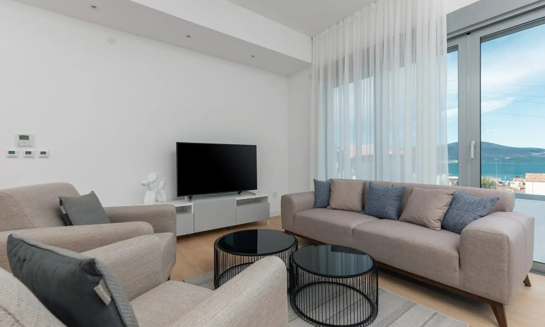 Izdavanje, četvorosoban stan, 273m², Marići, Tivat