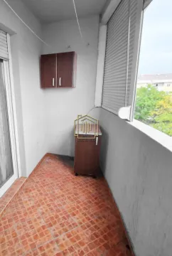 Natkrivena terasa sa keramičkim pločicama na podu i manjim elementima za odlaganje. - image 2
