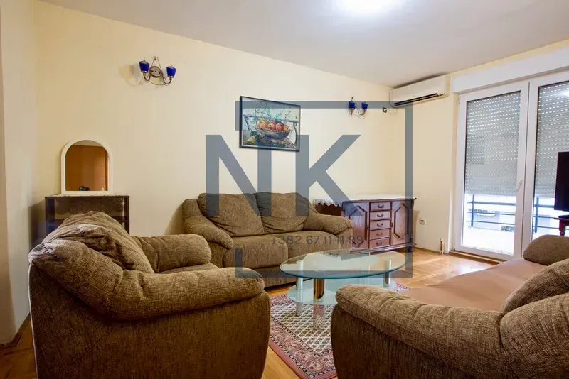 Living room with seating furniture and access to the terrace.