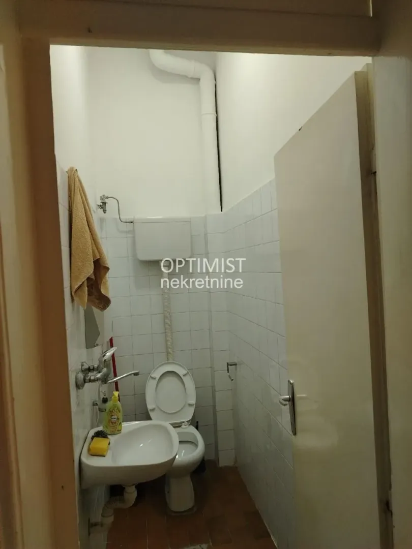 Izdavanje, poslovni prostor, 58m², Đeram Pijaca, Beograd