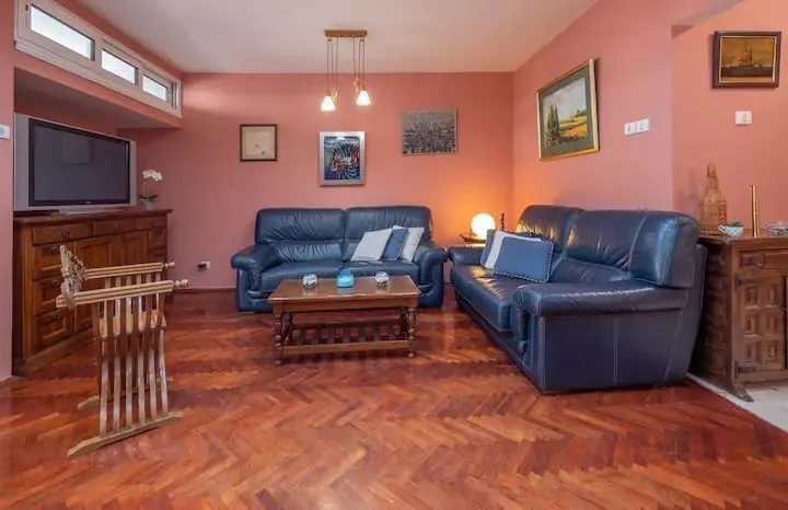 Izdavanje, dvosoban stan, 100m², Budva, Crna Gora