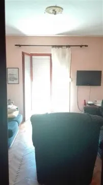 Dnevna soba sa garniturom za sjedenje i balkonskim vratima. - image 6