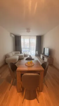 Dnevni boravak sa trpezarijskim stolom i garniturom. - image 4