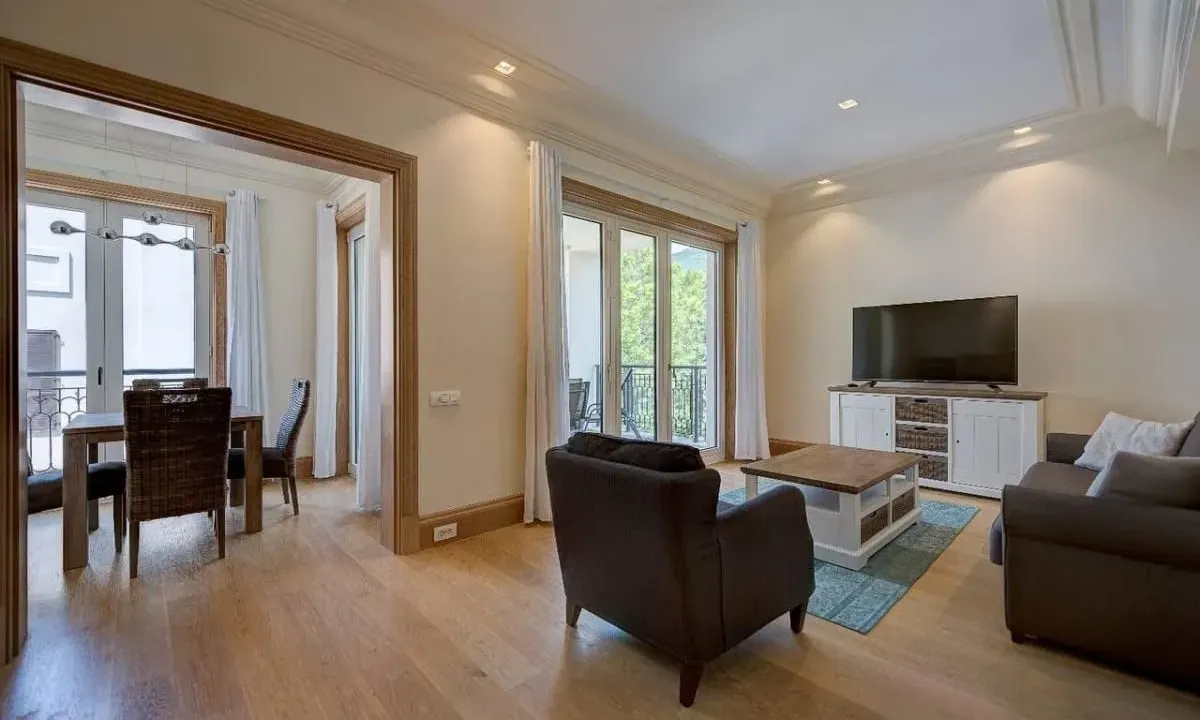 Izdavanje, jednosoban stan, 79m², Tivat, Crna Gora