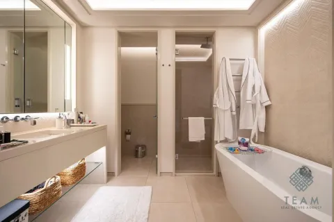 Moderne kupatilo sa kadom, tuš kabinom i umivaonikom. - image 16
