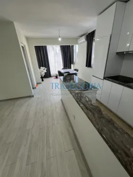 Moderna kuhinja sa šankom i trpezarijom u produžetku. - image 6