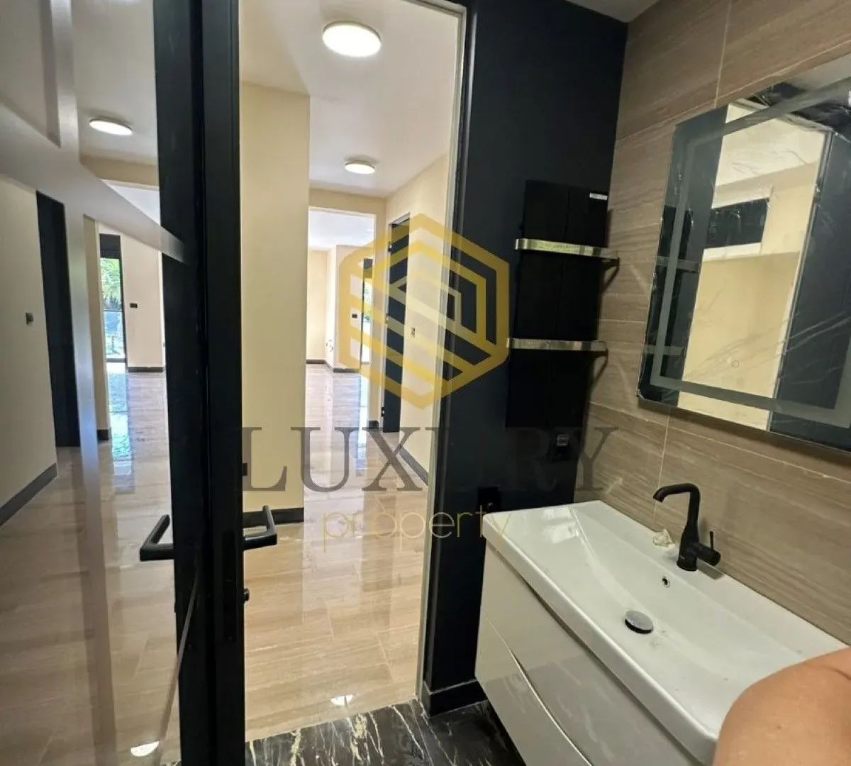 Izdavanje, trosoban stan, 111m², Zagorič, Podgorica