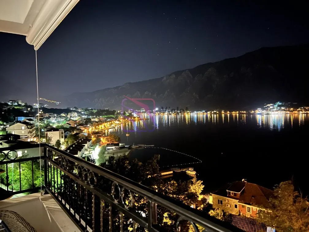 Noćni pogled na zaliv i osvetljeni grad sa terase.